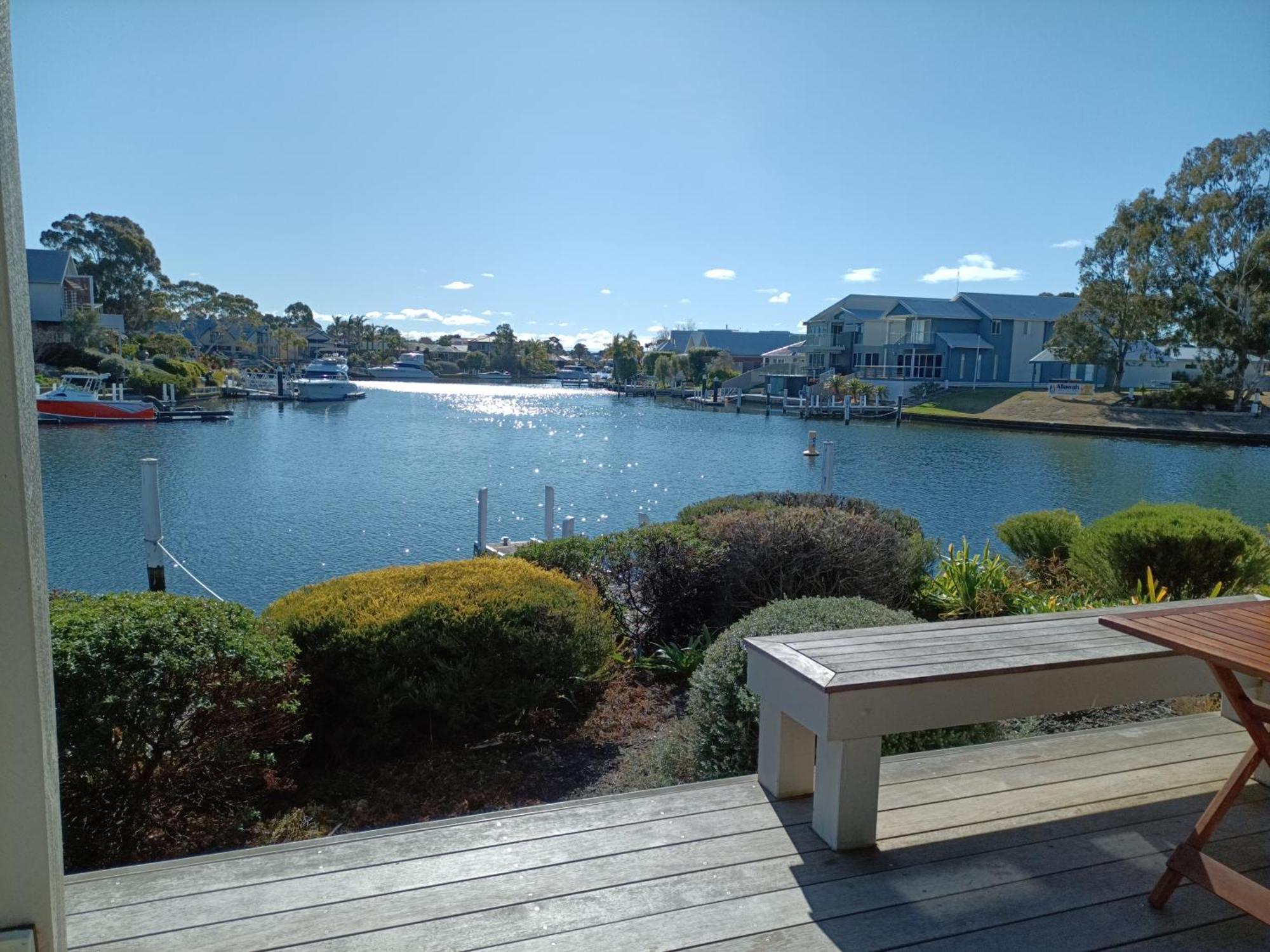 The View - Captains Cove Waterfront Resort Paynesville Exterior photo